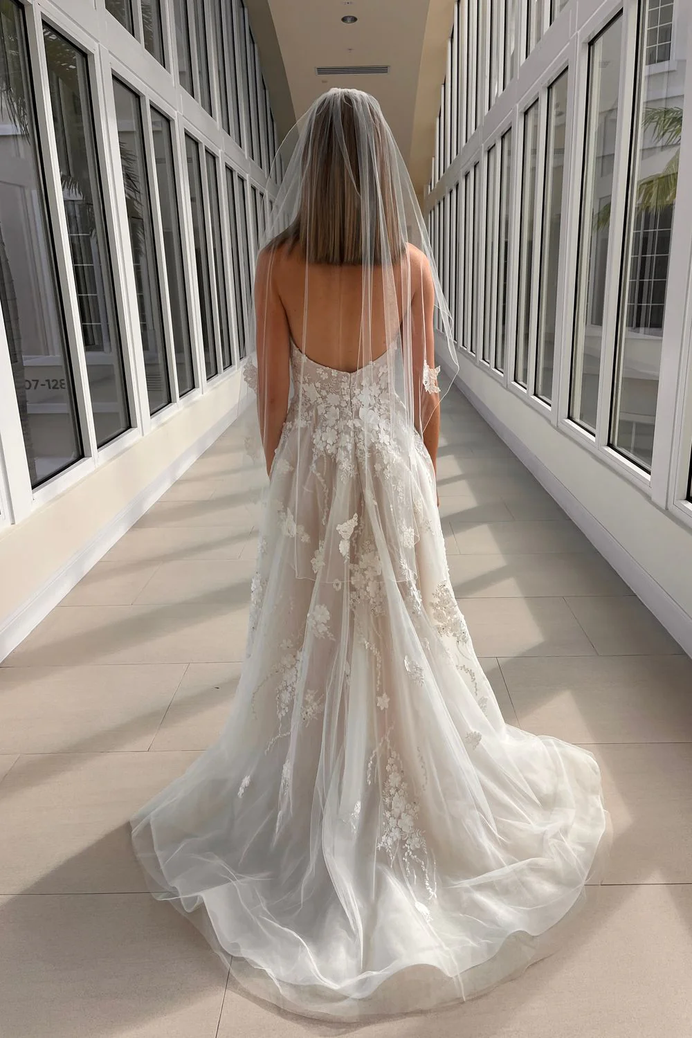 18118 With Veil - Image 2
