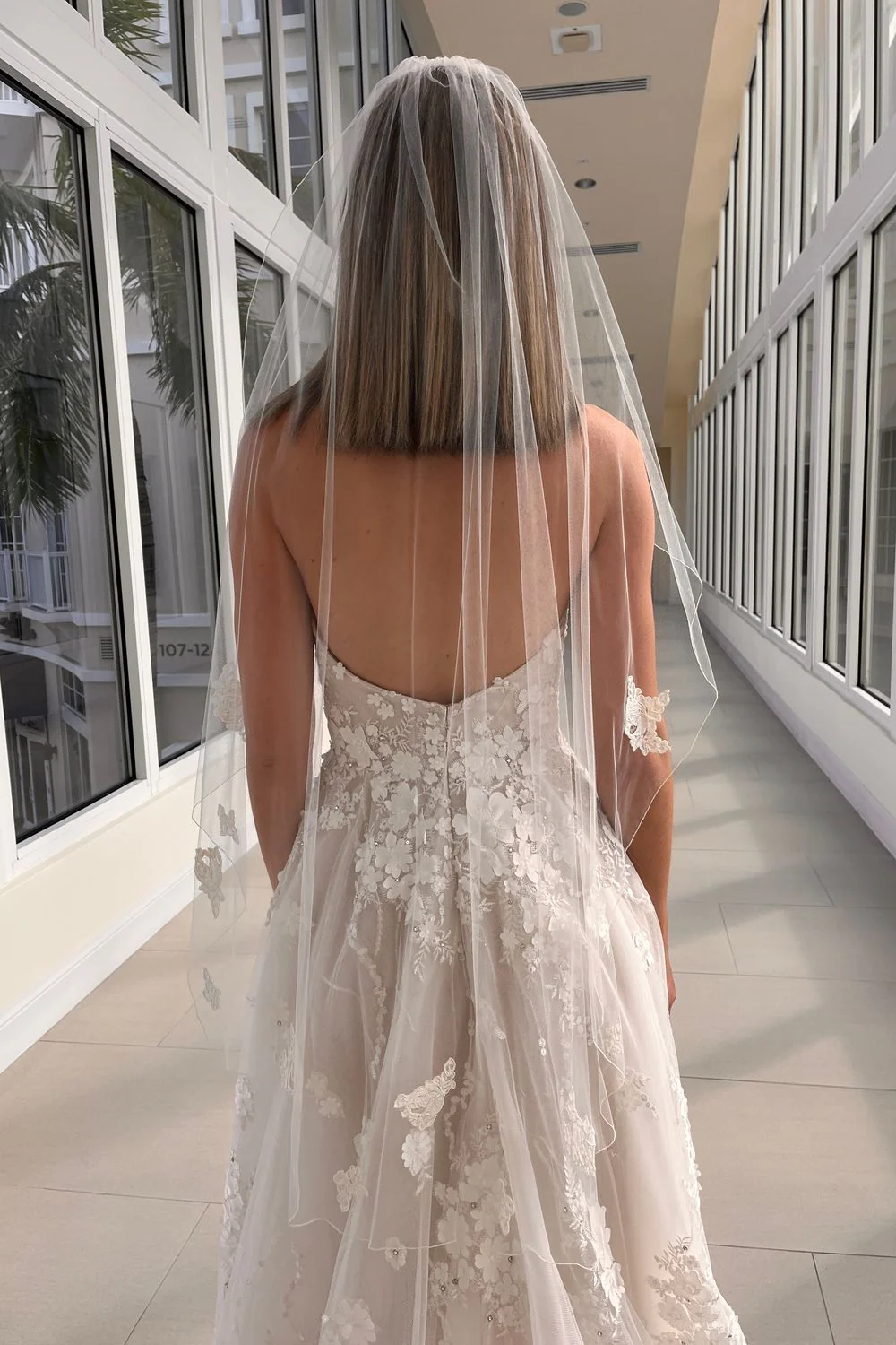18118 With Veil - Image 4