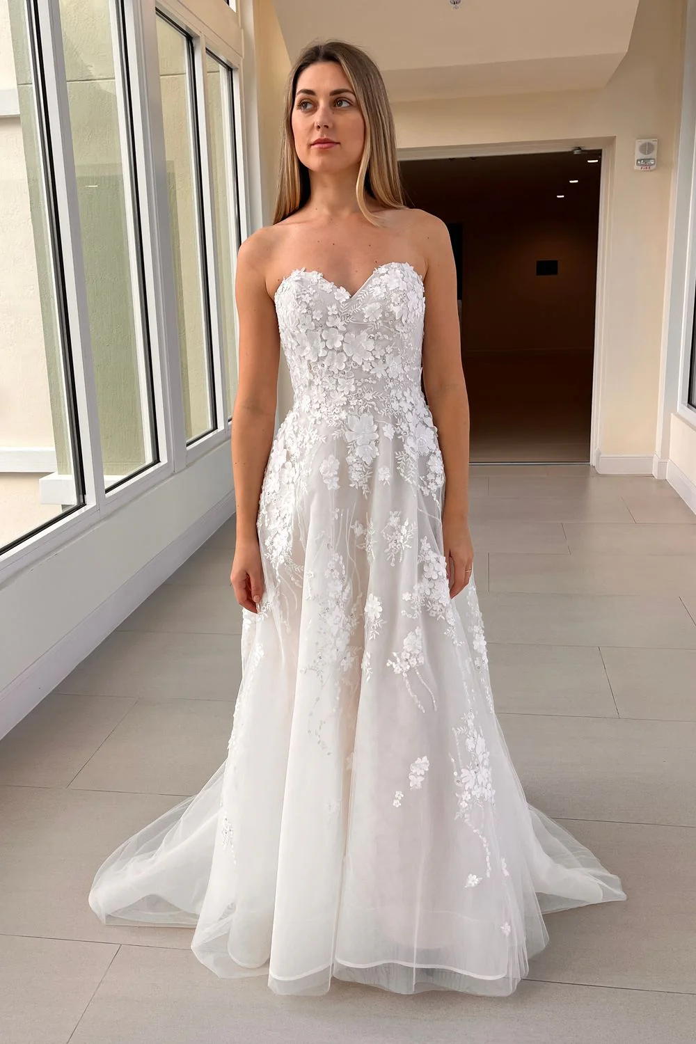 18118 With Veil - Image 5