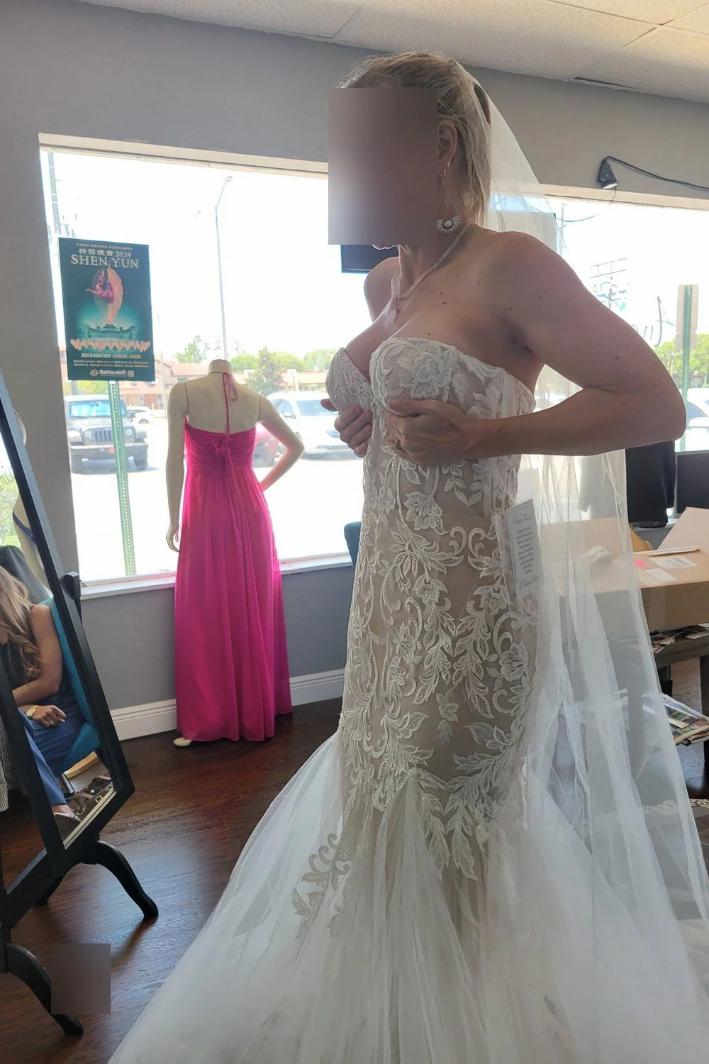 2124 With Veil - Image 3