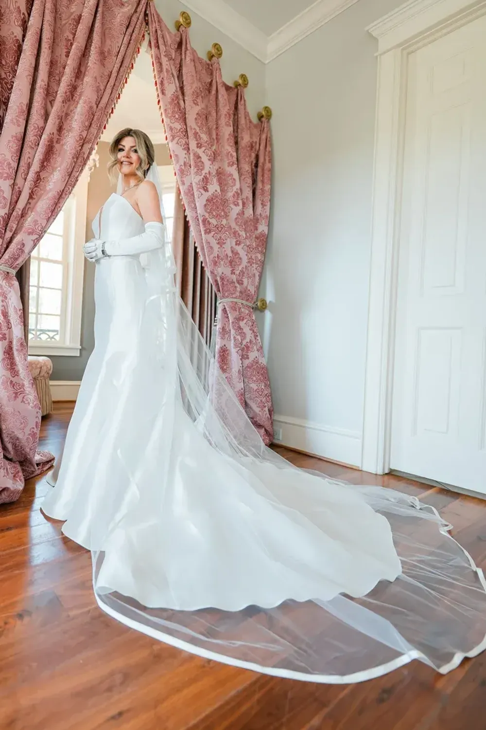 4935 with Veil and Gloves - Image 3