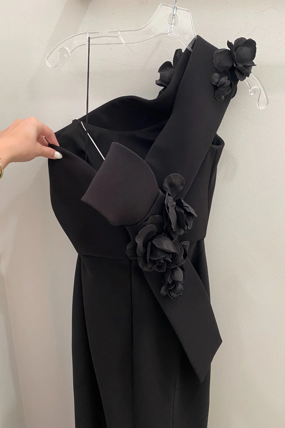 BLACK ONE SHOULDER CREPE GOWN - Image 3