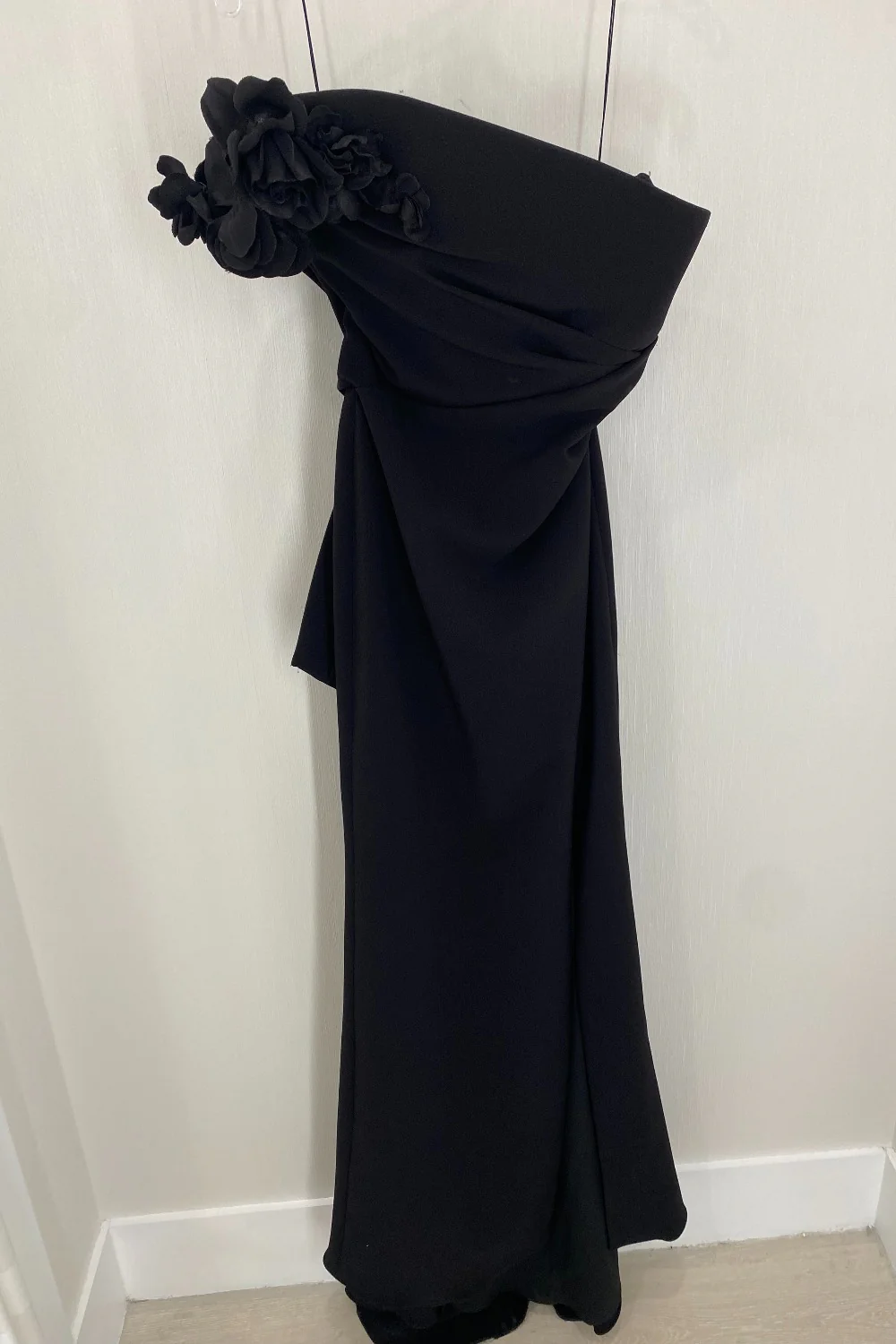 BLACK ONE SHOULDER CREPE GOWN - Image 4