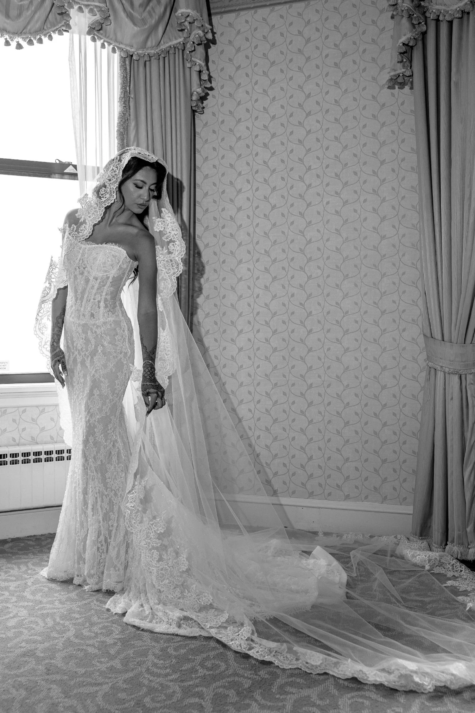 Charlotte with Overskirt and Gloves - Image 3