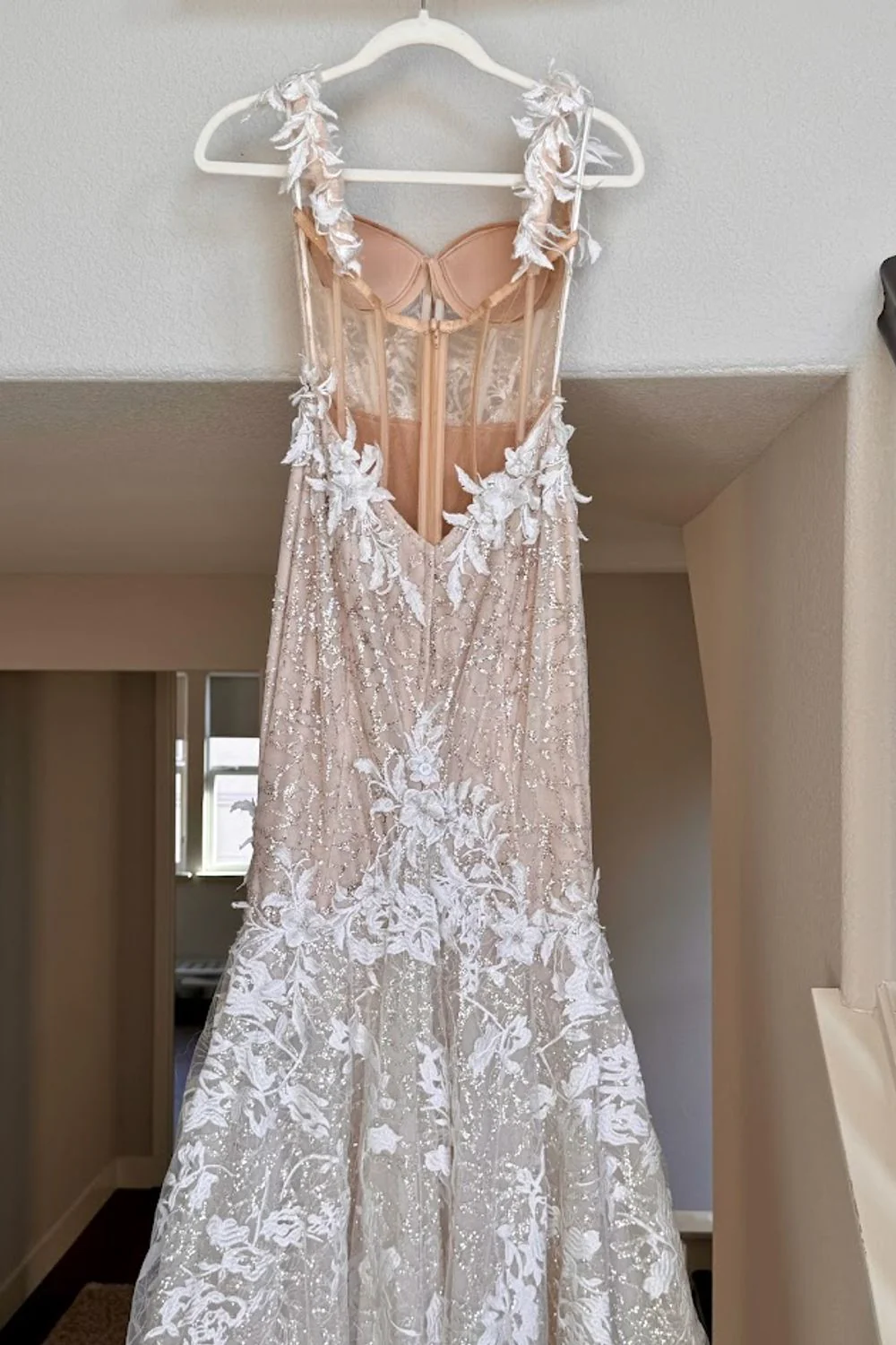 COMO 22-16 with Detachable Sleeves and Veil - Image 11