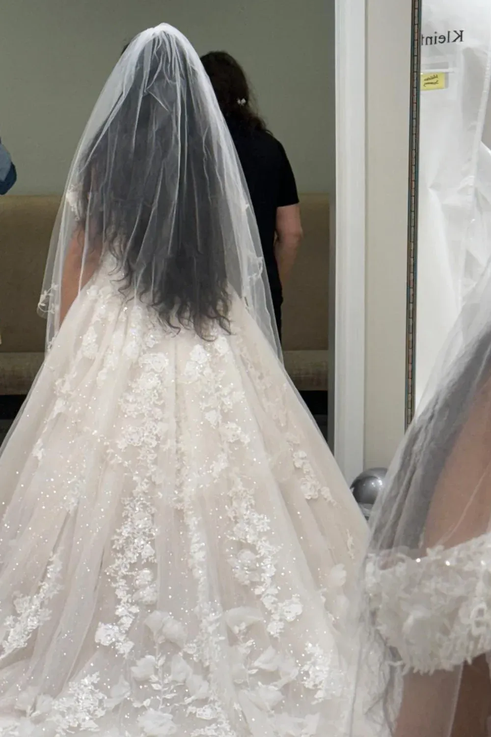 D4112 with Veil and Headpiece - Image 11
