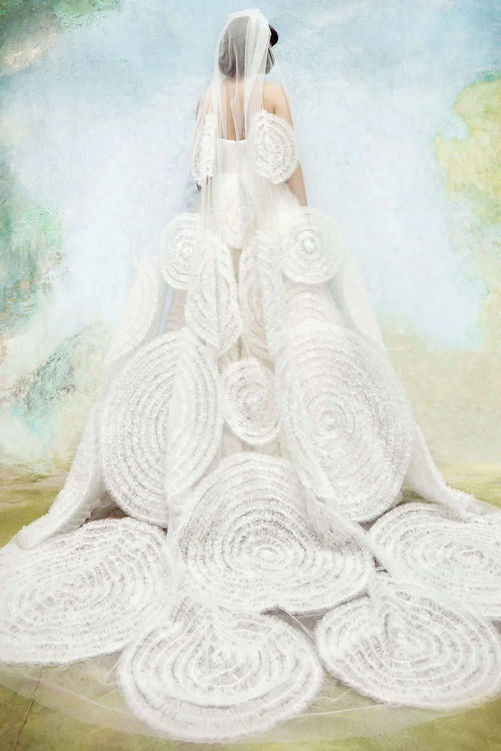 DREAMY TULLE SWIRL VEIL
