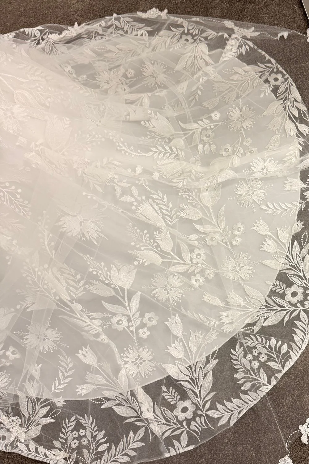 NEW/NEVER WORN/UNALTERED - Image 4