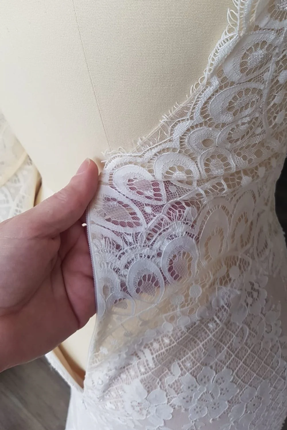 Geometric Floral Lace Mermaid Gown Size 4 - Image 11