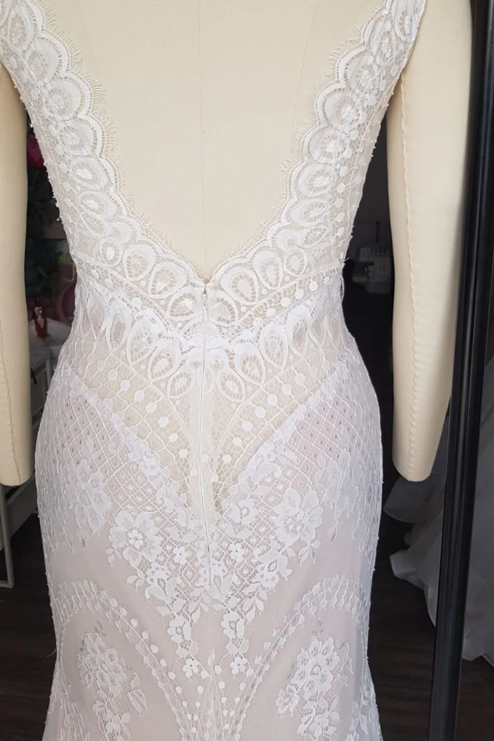 Geometric Floral Lace Mermaid Gown Size 4 - Image 8