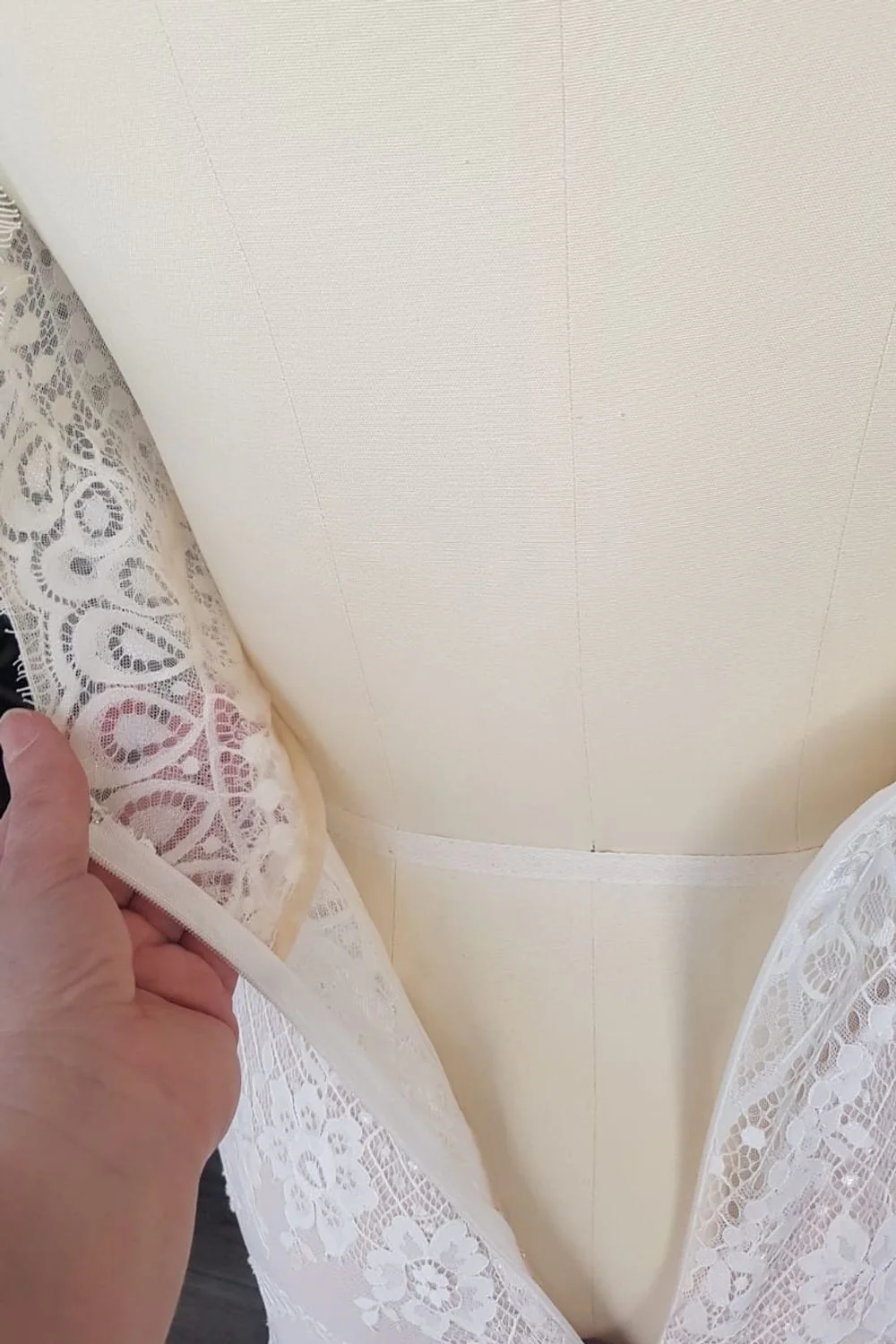 Geometric Floral Lace Mermaid Gown Size 4 - Image 9