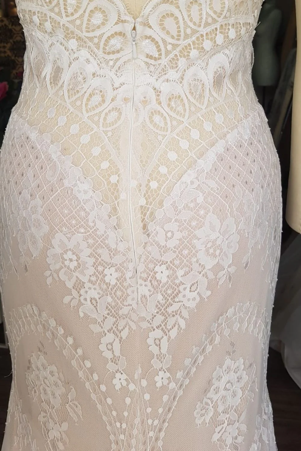 Geometric Floral Lace Mermaid Gown Size 6 - Image 4