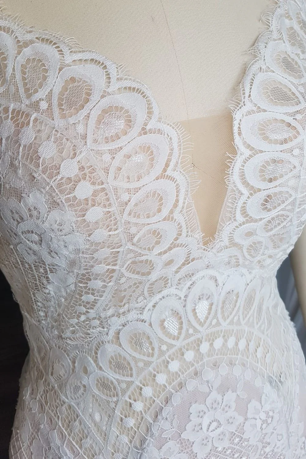 Geometric Floral Lace Mermaid Gown Size 6 - Image 5