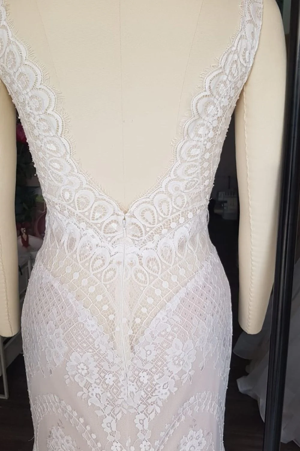 Geometric Floral Lace Mermaid Gown Size 6 - Image 6