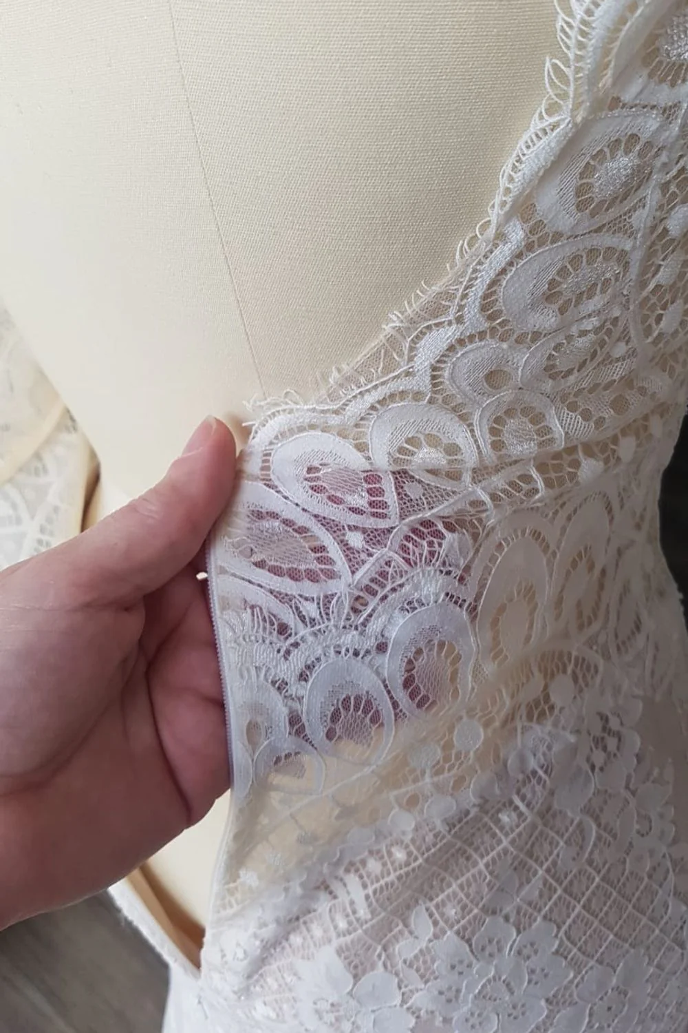 Geometric Floral Lace Mermaid Gown Size 6 - Image 9