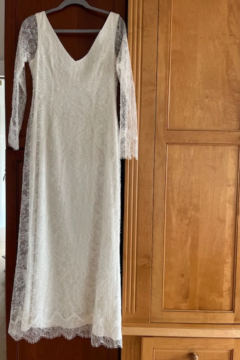 Lace gown with V - Image 2