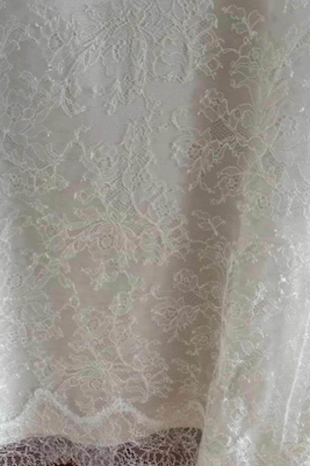 Lace gown with V - Image 3
