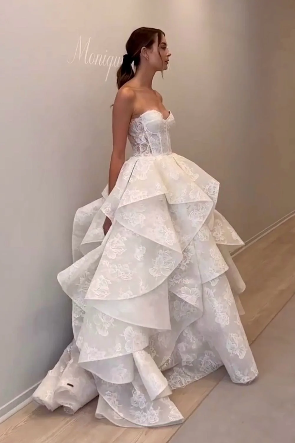 Papillion with Veil and Gloves - Image 3