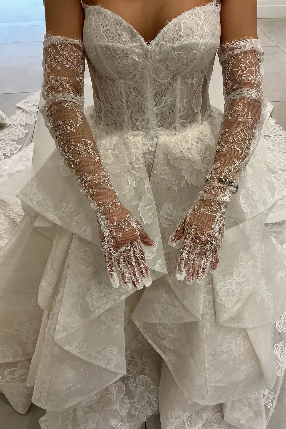 Papillion with Veil and Gloves - Image 9