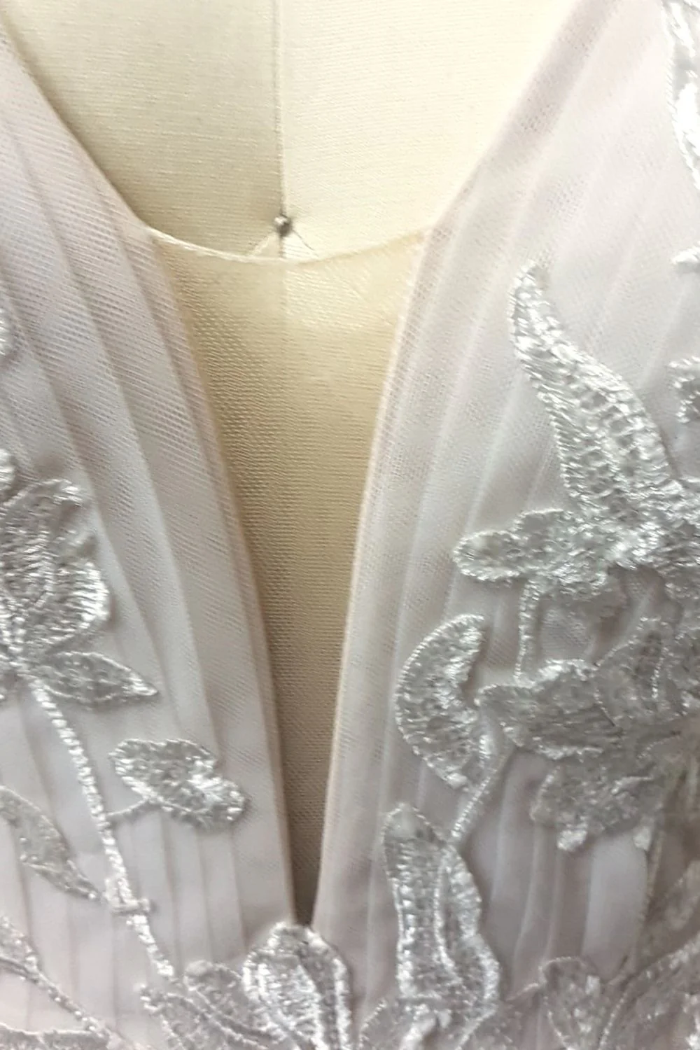 Romantic Lace Bridal Gown with Long Train Size 8 - Image 3