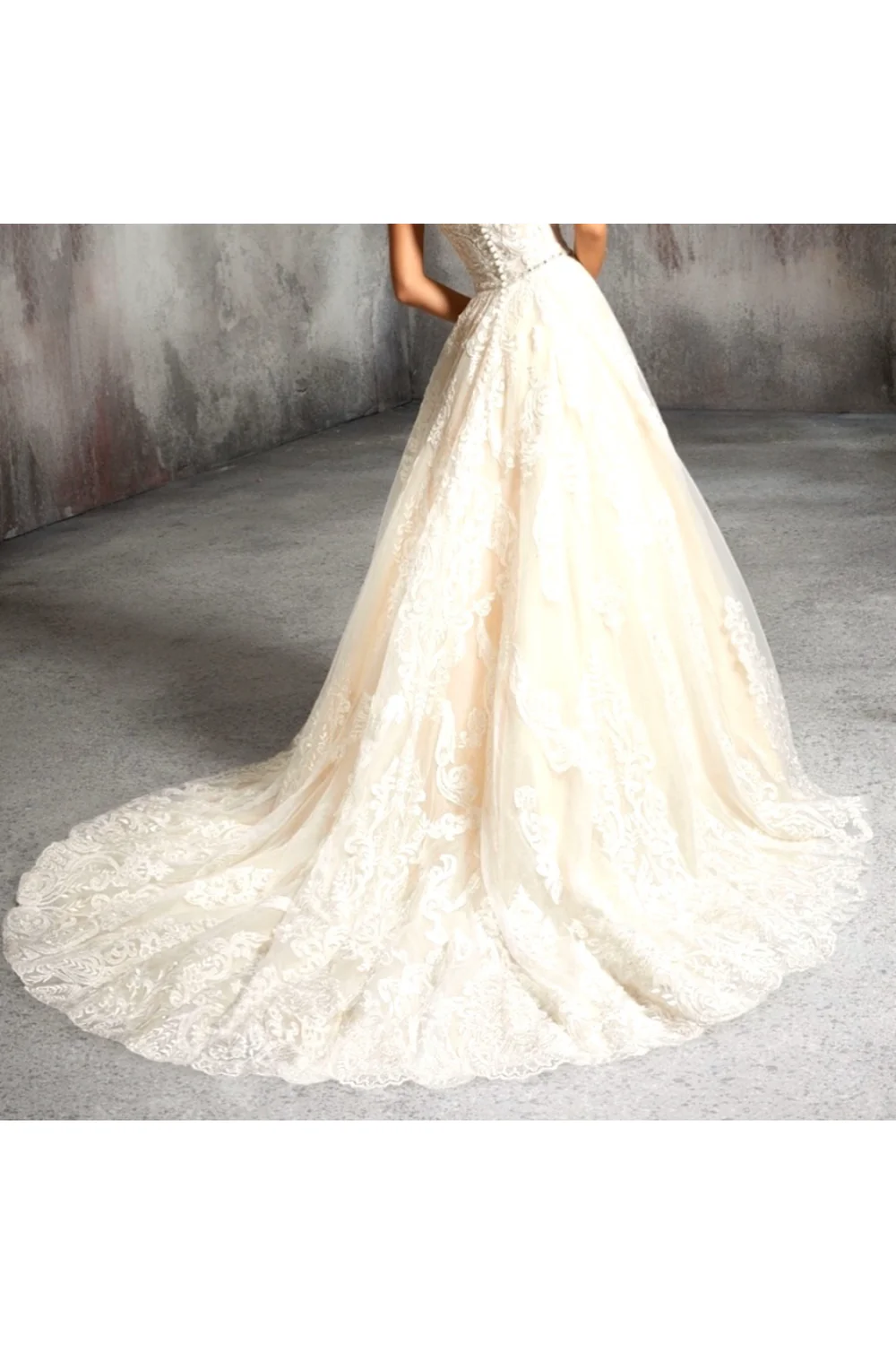 Signature Collection Lisa Wedding Dress Size 18 - Image 3