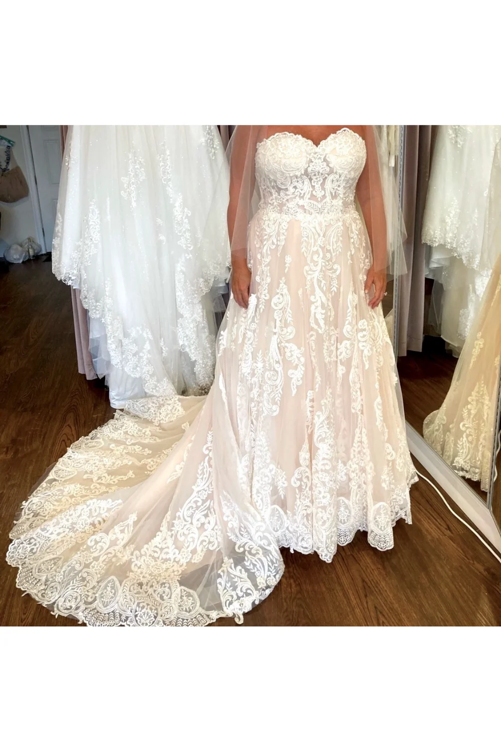 Signature Collection Lisa Wedding Dress Size 18 - Image 4