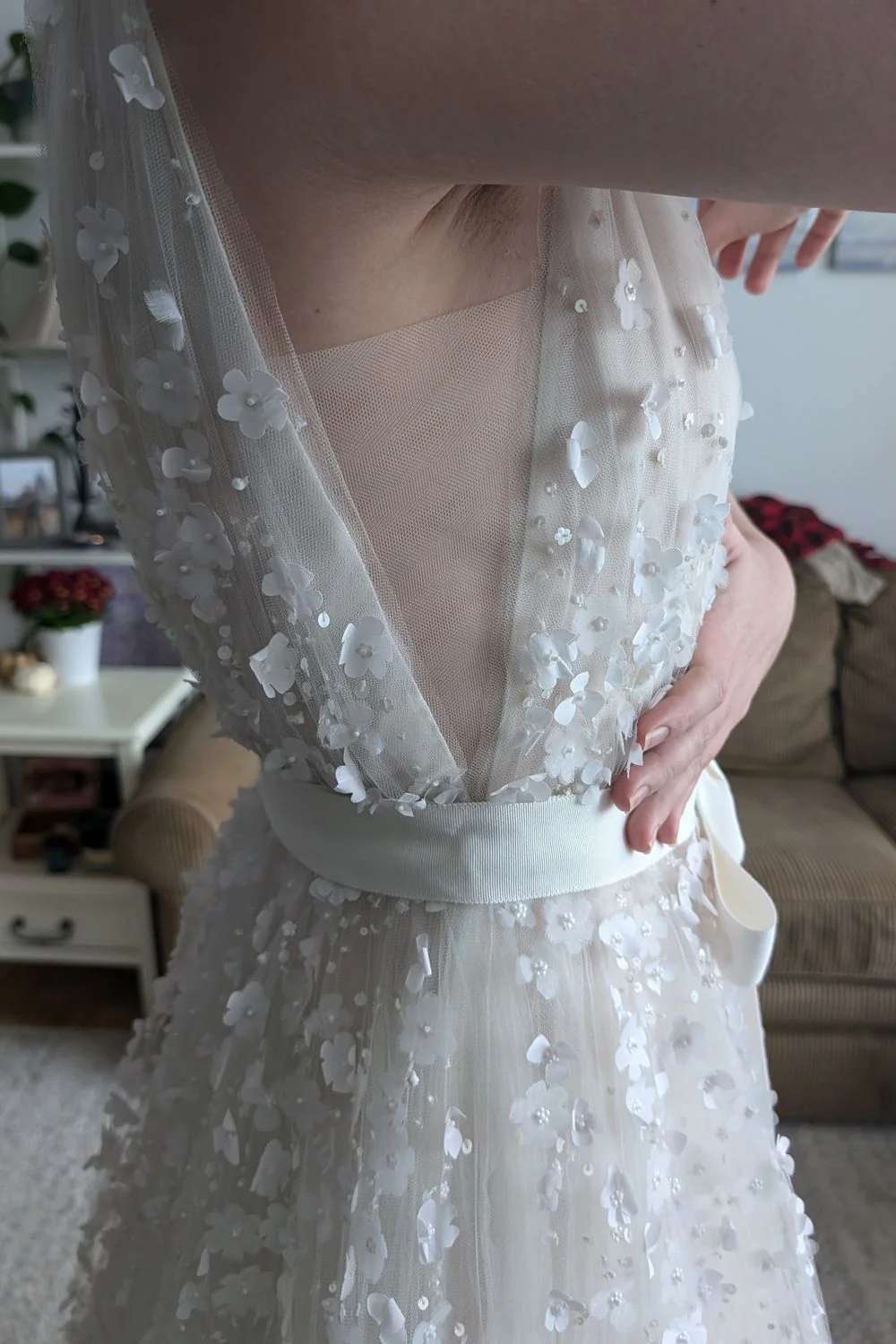 Elegant Plunging V Neckline - Image 6