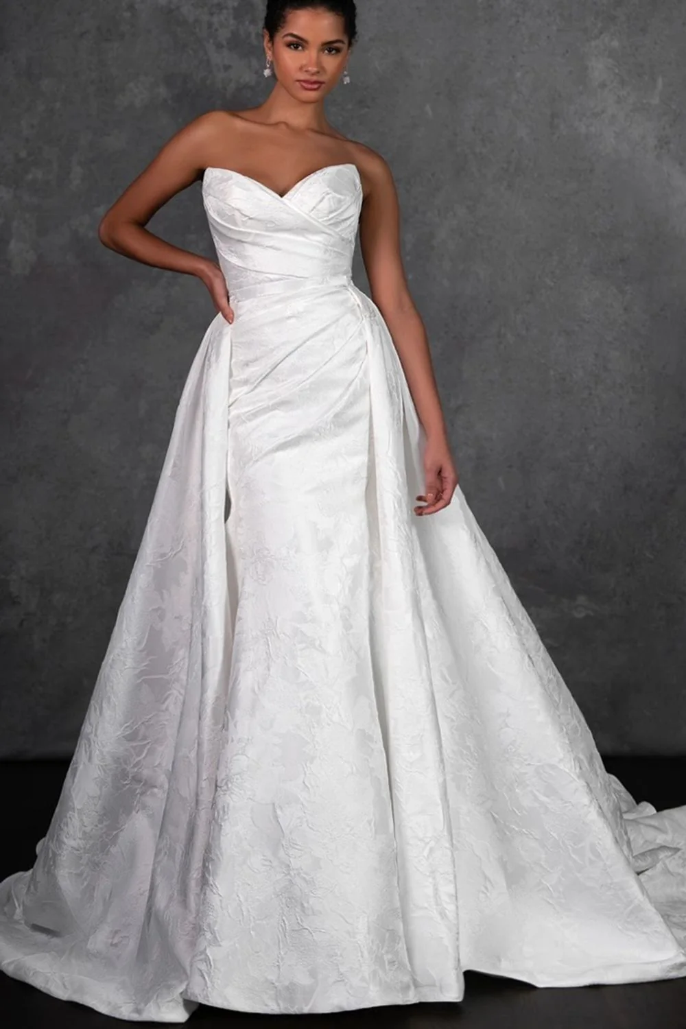 D4300 with Overskirt - Image 3