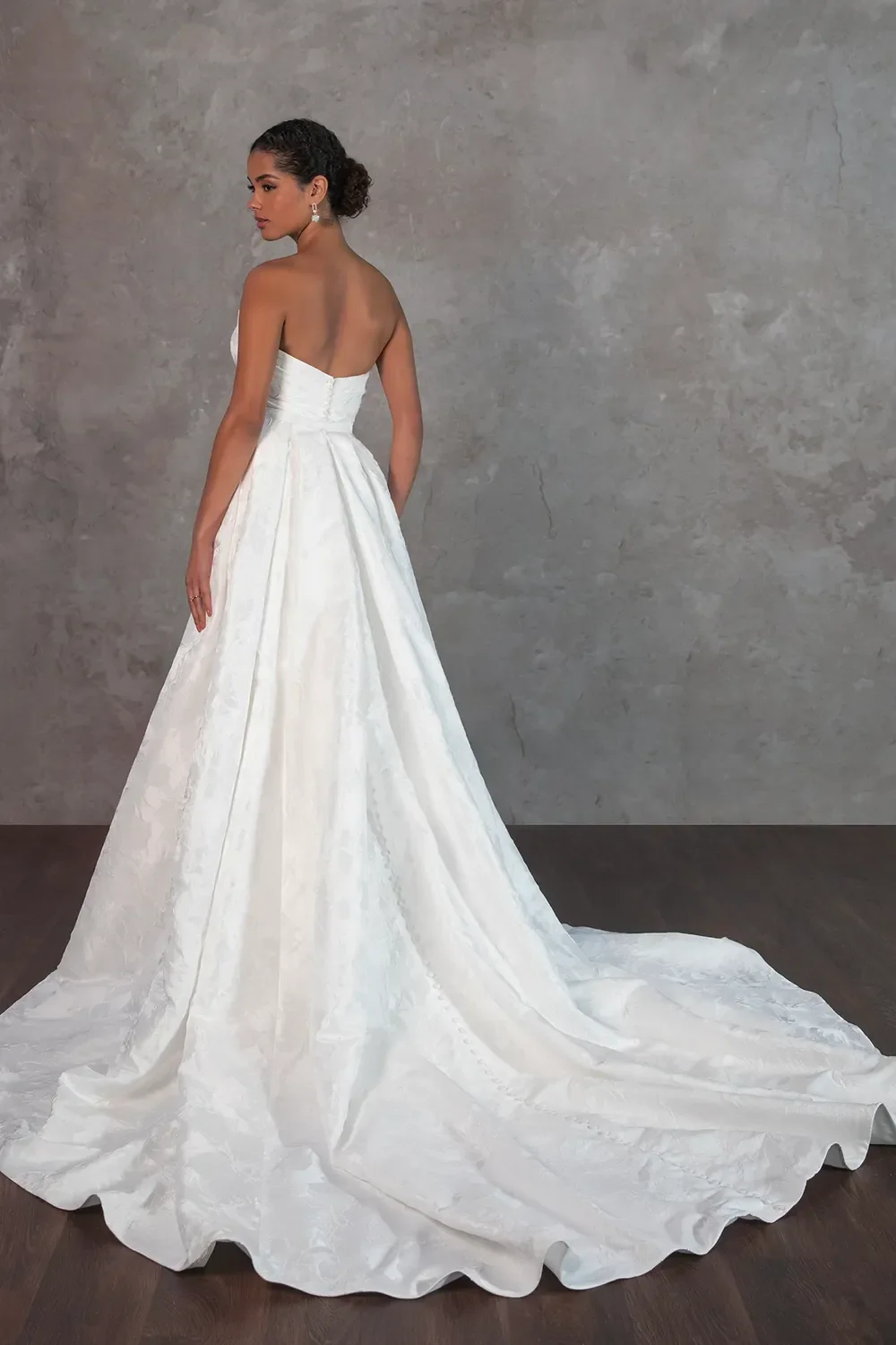 D4300 with Overskirt - Image 4