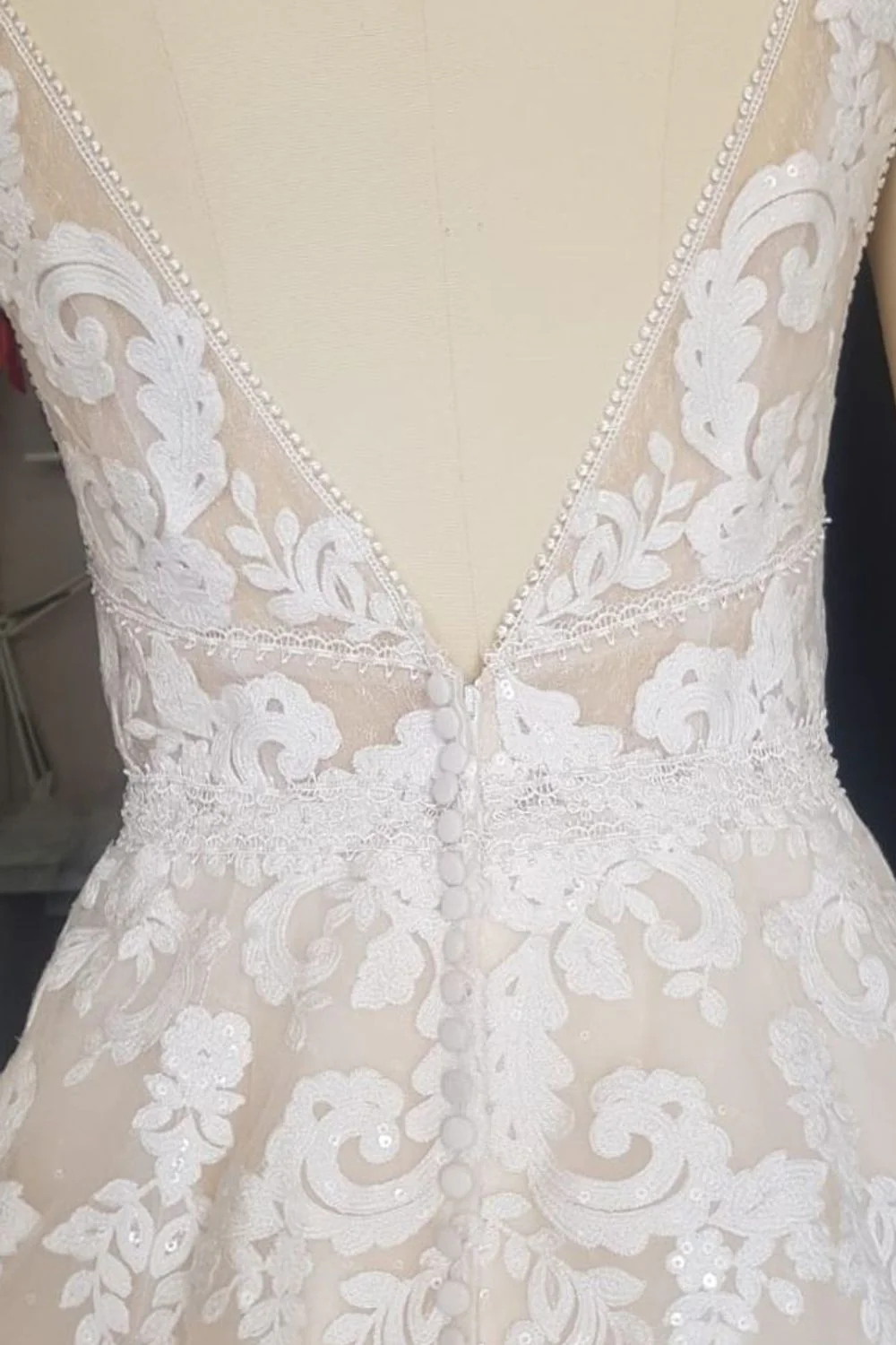 Timeless Ivory Lace A-Line Gown Size 6 - Image 5