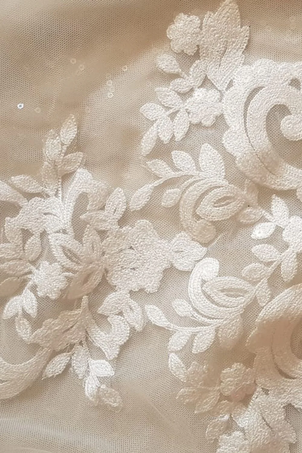 Timeless Ivory Lace A-Line Gown Size 6 - Image 6