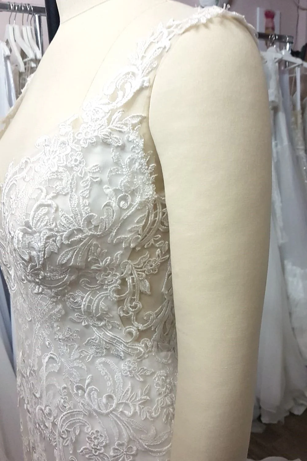Timeless Ivory lace Elegance Size 4 - Image 3