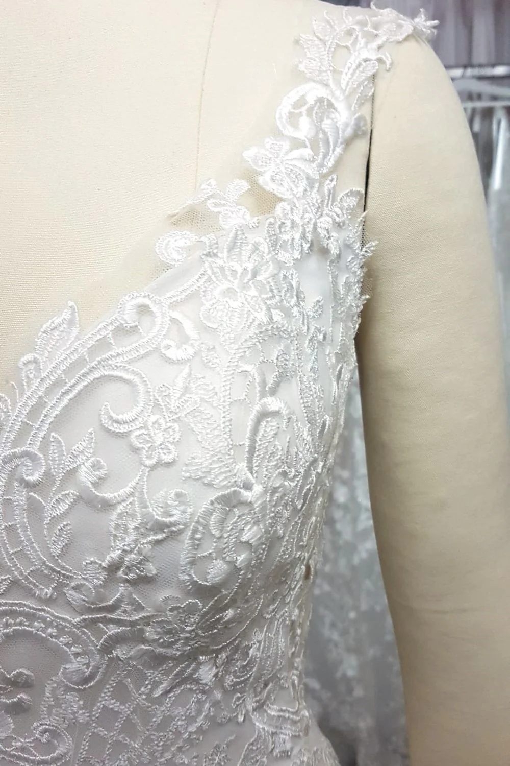 Timeless Ivory lace Elegance Size 4 - Image 4