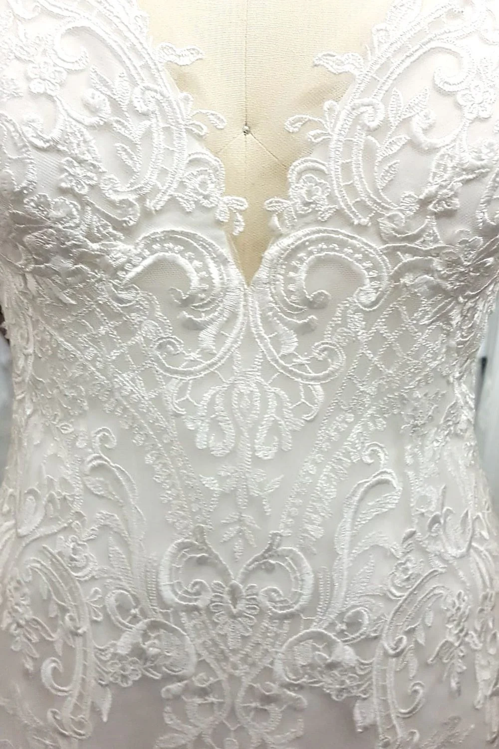 Timeless Ivory lace Elegance Size 4 - Image 5