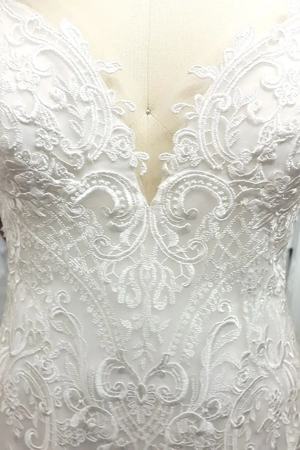 Timeless Ivory lace Elegance Size 6 - Image 3