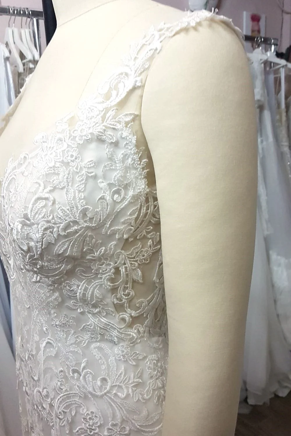 Timeless Ivory lace Elegance Size 6 - Image 4