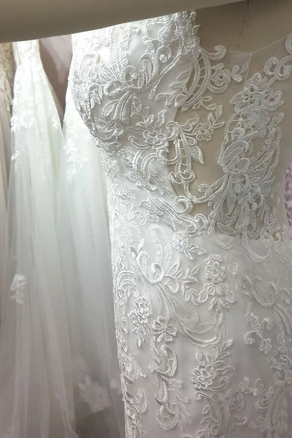 Timeless Ivory lace Elegance Size 6 - Image 5