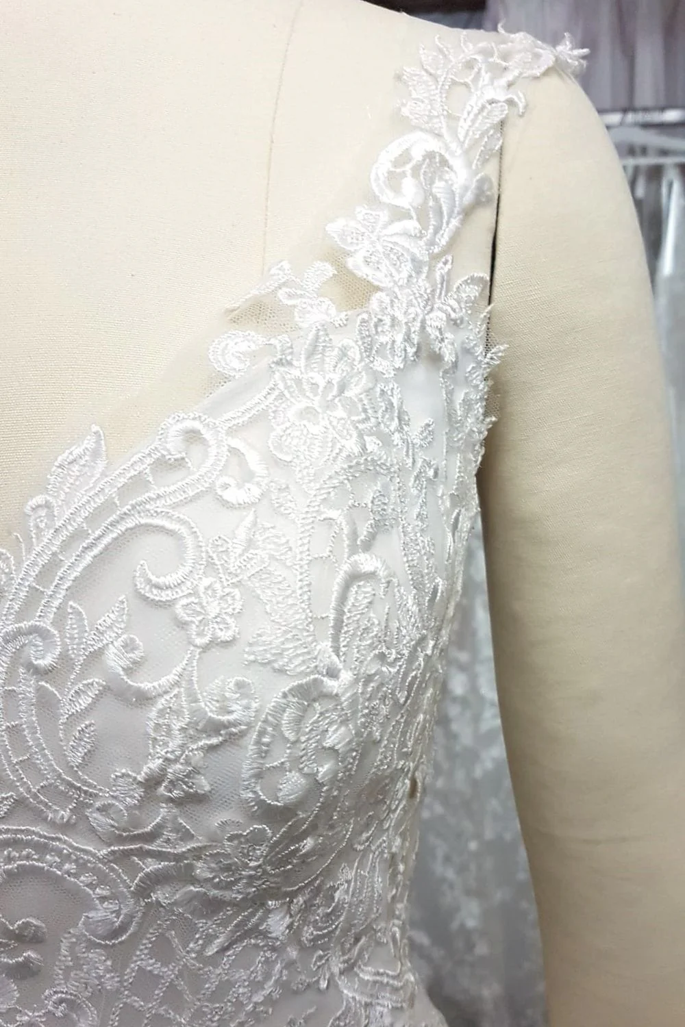 Timeless Ivory lace Elegance Size 6 - Image 6
