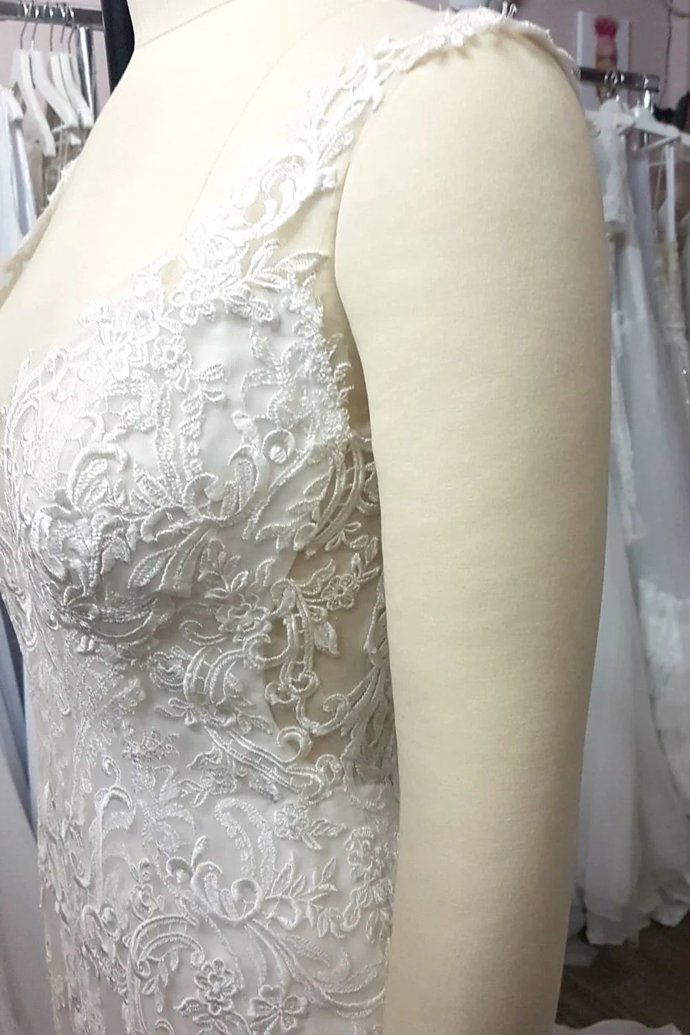 Timeless Ivory lace Elegance Size 8 - Image 3