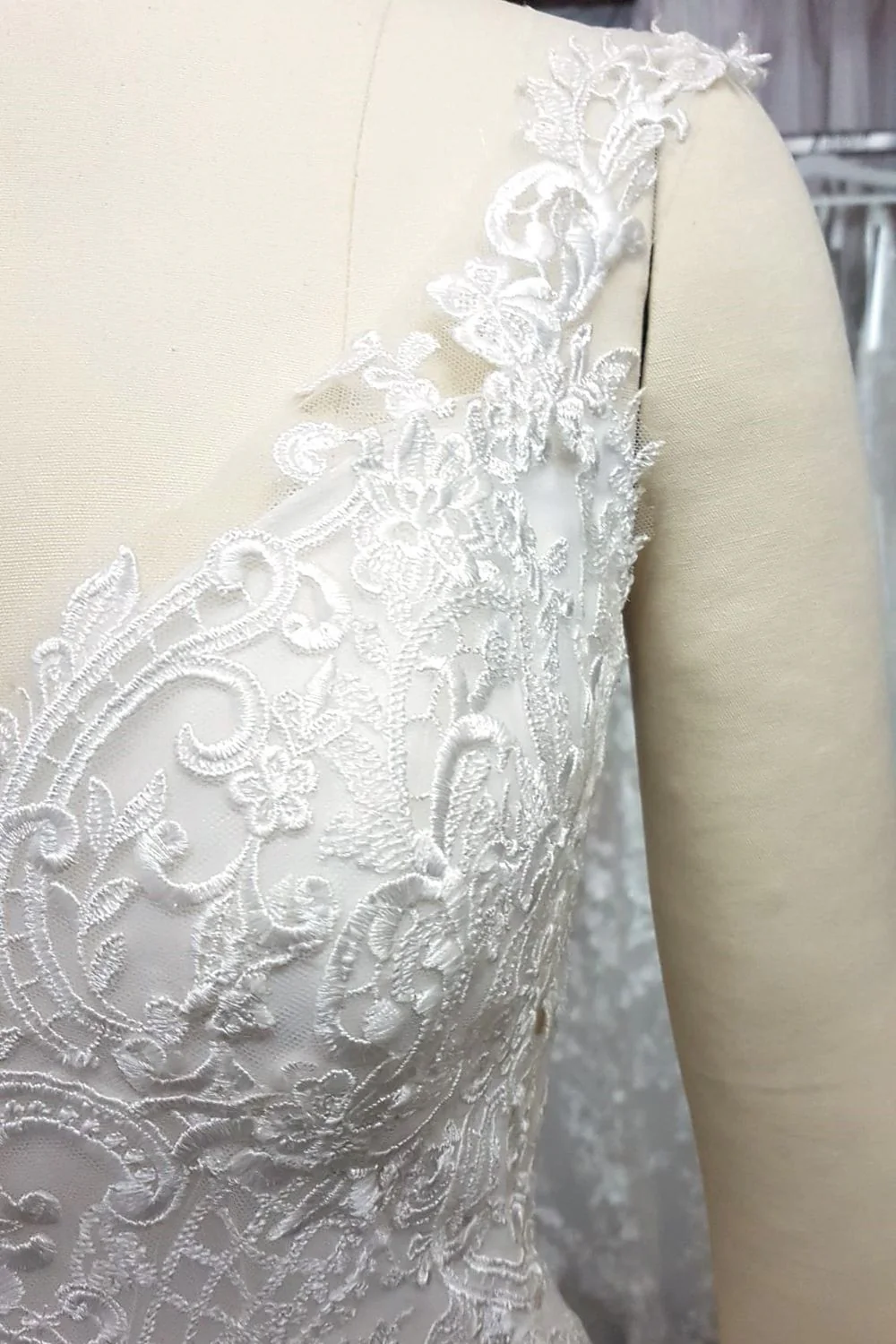 Timeless Ivory lace Elegance Size 8 - Image 4