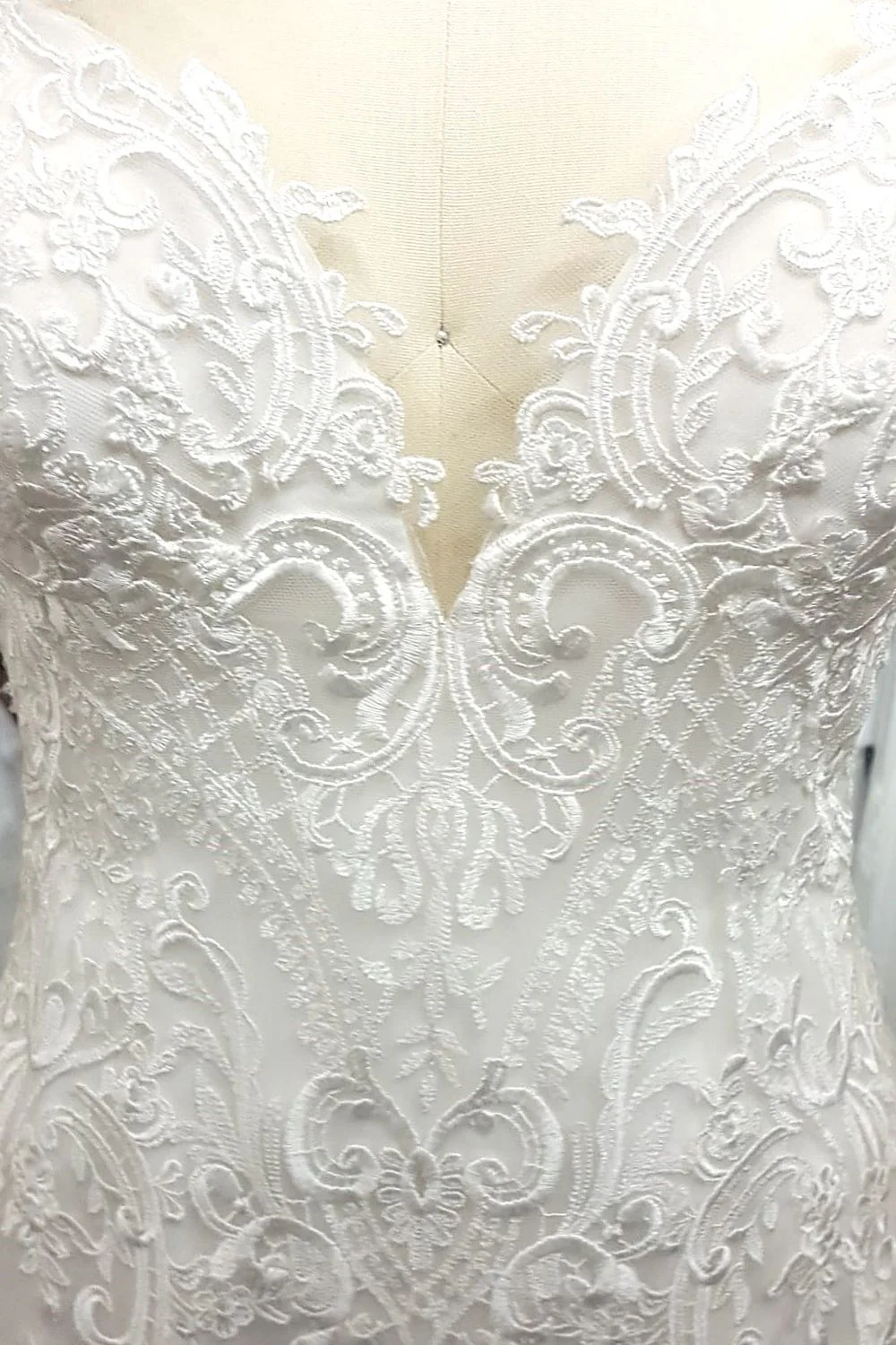 Timeless Ivory lace Elegance Size 8 - Image 5