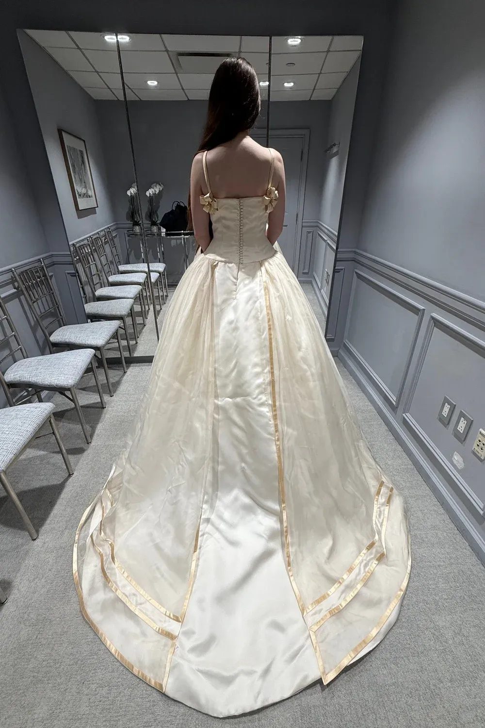 Vera Wang Dress with Veil - Image 10