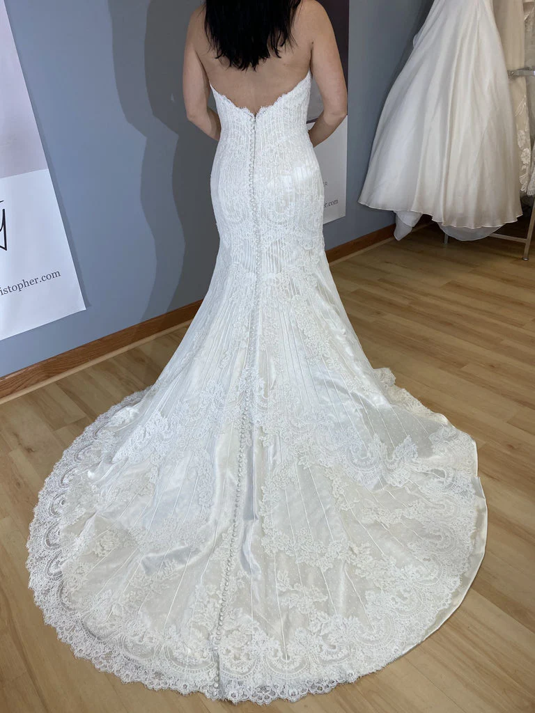 Victoria with Custom Veil - Image 10